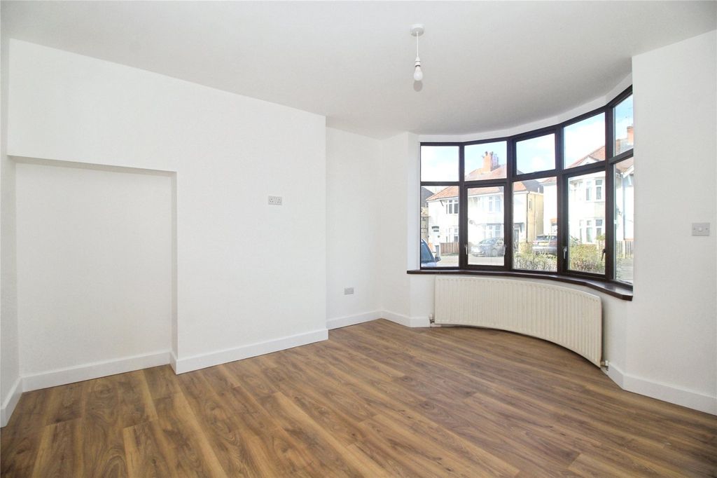 Property photo 3 of 9 Lounge