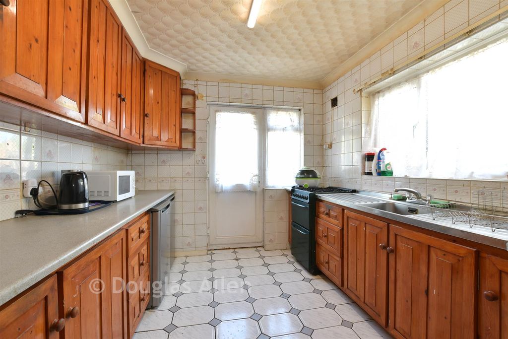 Property photo 2 of 9 Kitchen