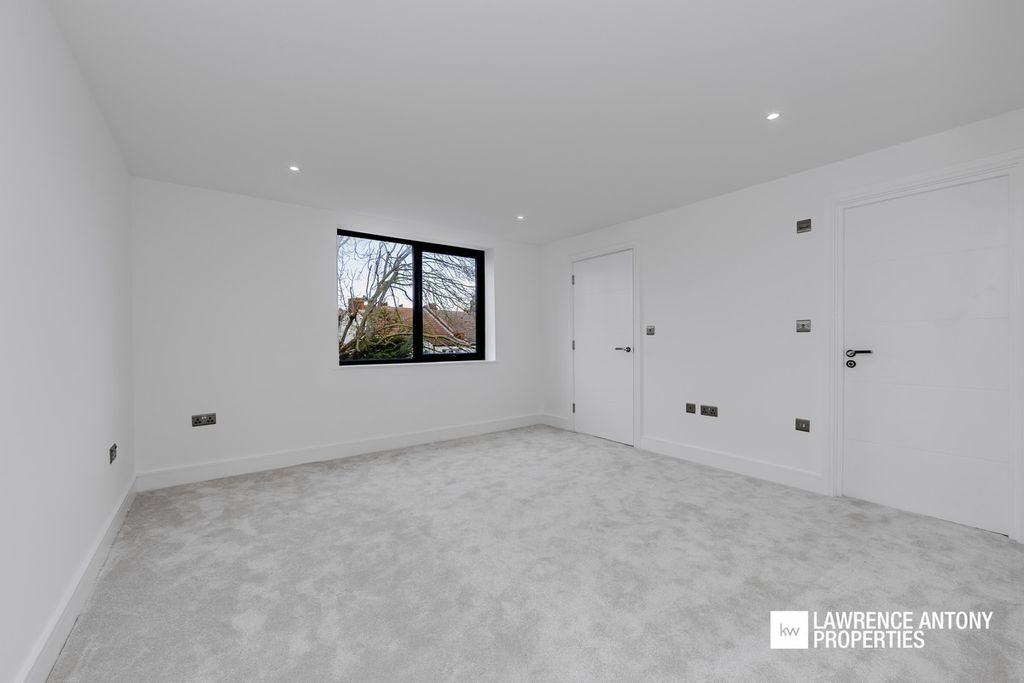 Additional image 29 of 2 bed flat for saleGrand Parade, Leigh-On-Sea SS9