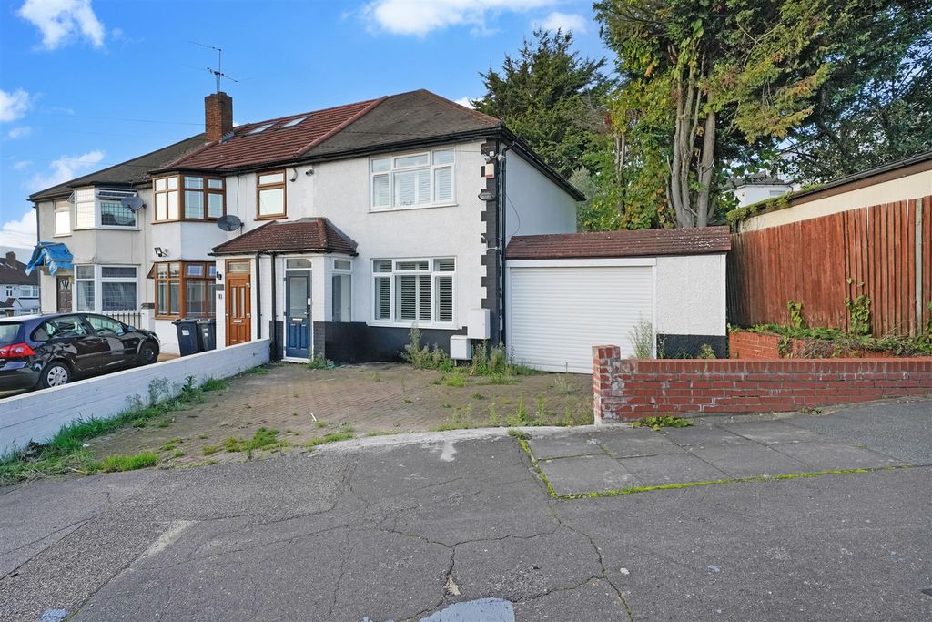 Property photo 1 of 23 Ripon Gardens