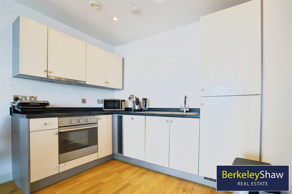 Property photo 3 of 10 Kitchen