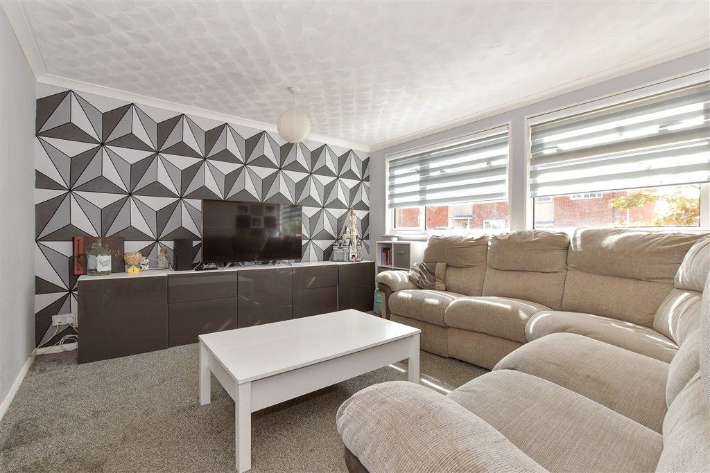 Property photo 1 of 8 Lounge