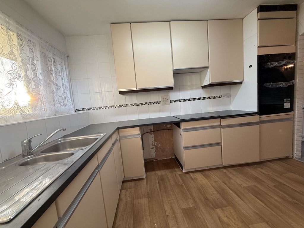 Property photo 3 of 16 4754402