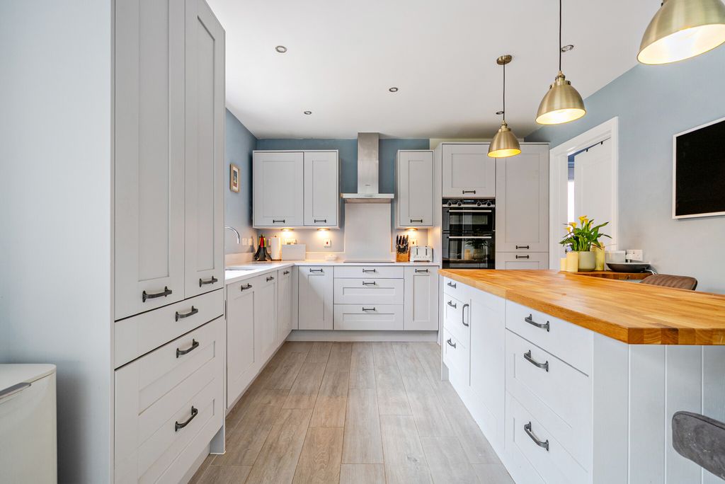 Property photo 2 of 28 1439143-19-69d7Ac...