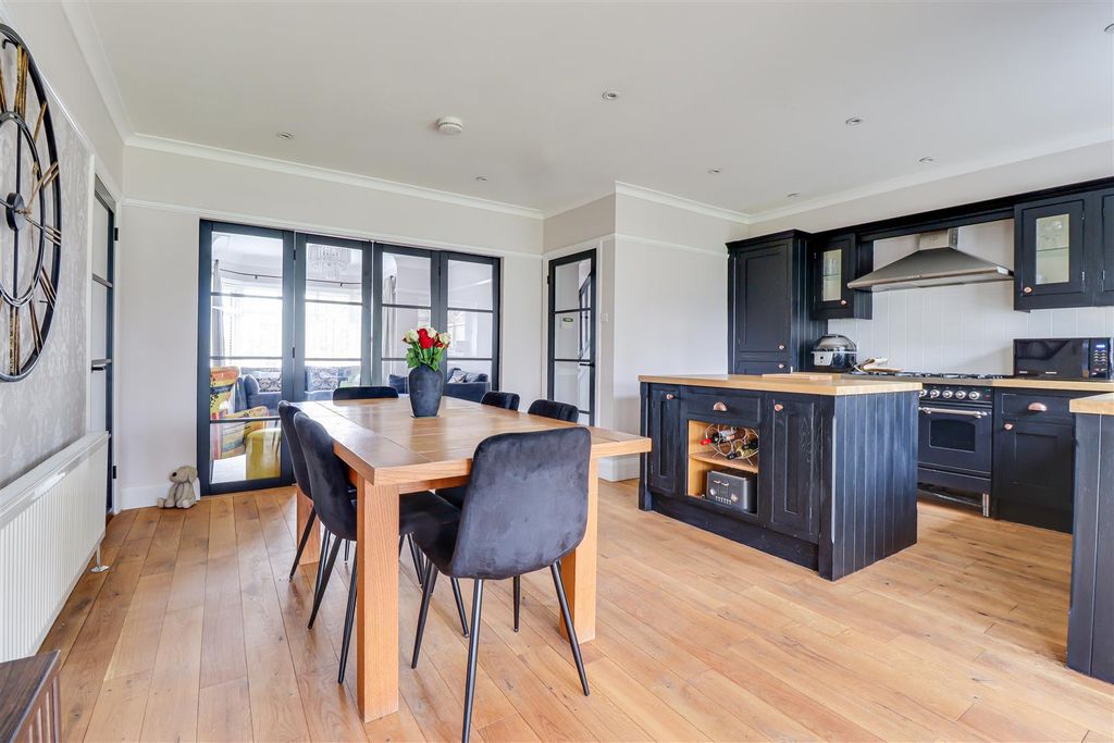 Property photo 2 of 28