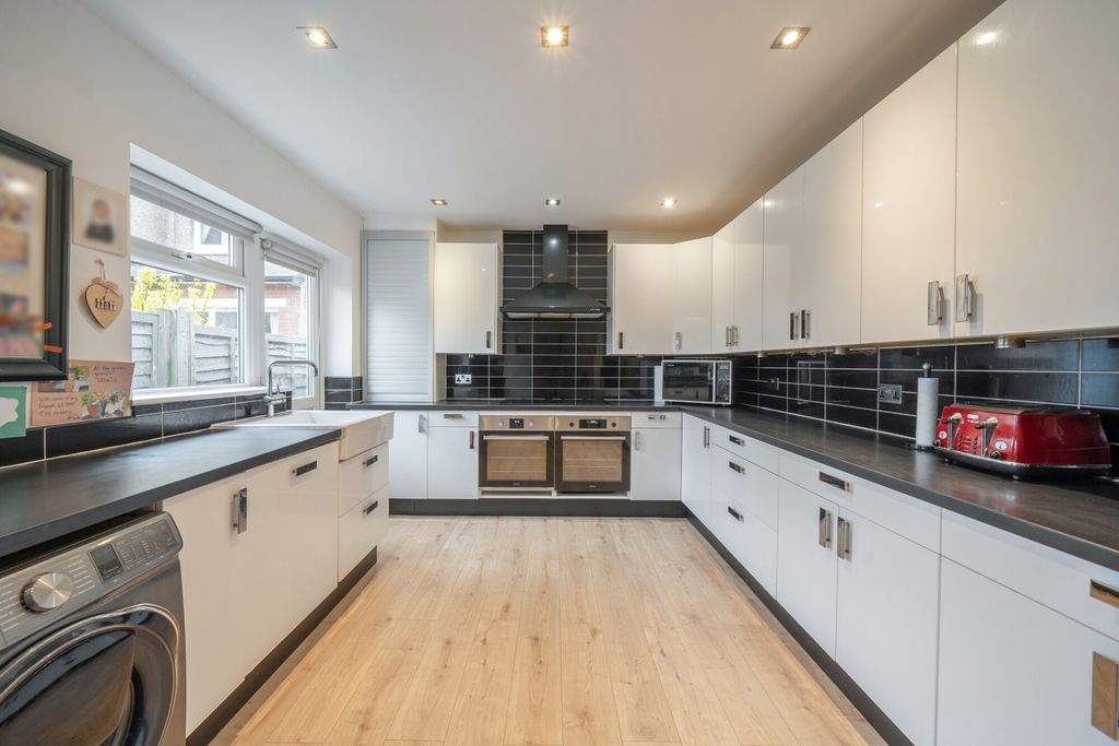 Property photo 2 of 19 1409437-6-69c2c5B...