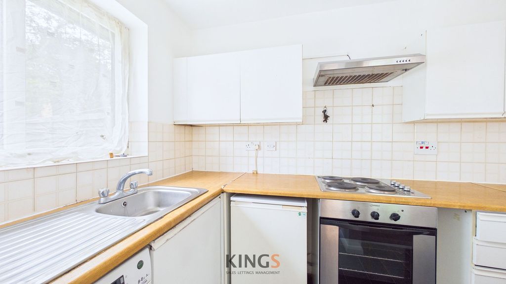 Property photo 3 of 8 Kitchen