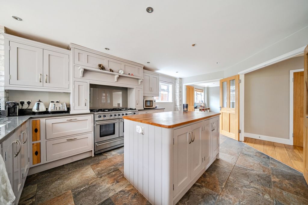 Property photo 2 of 18 Hurstwood