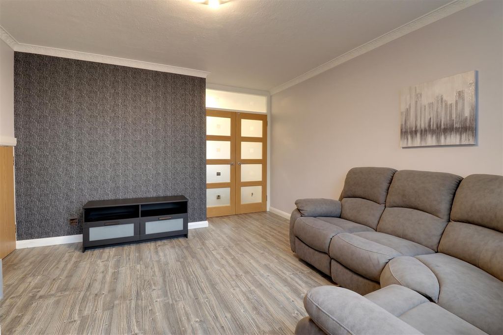 Property photo 3 of 14 Lounge