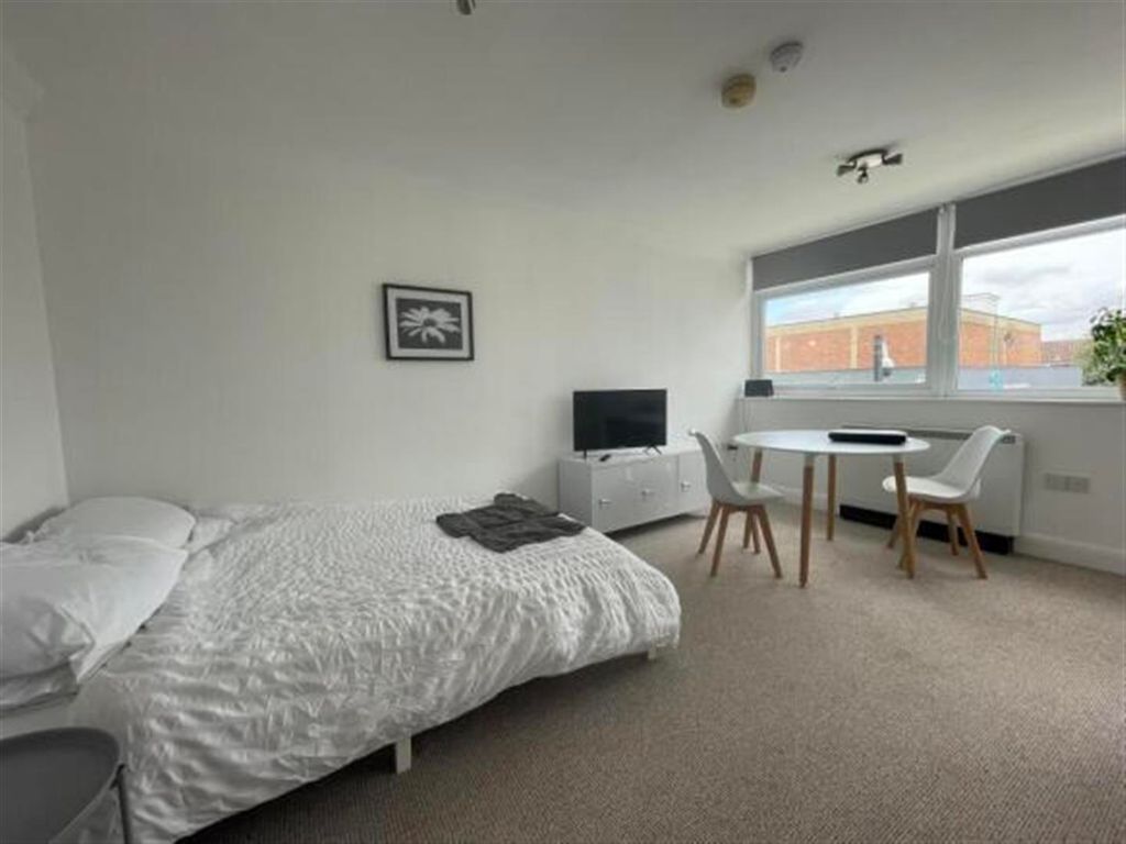 Property photo 2 of 7 Lounge / Bedroom