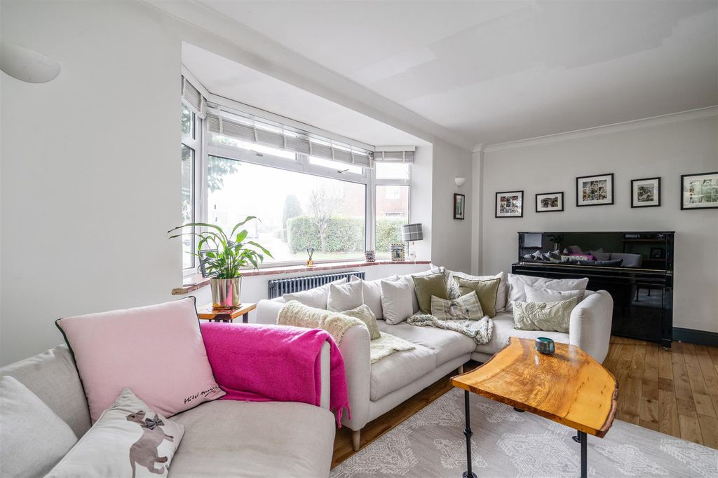 Property photo 3 of 14 43 Newlands Road_10.Jpg