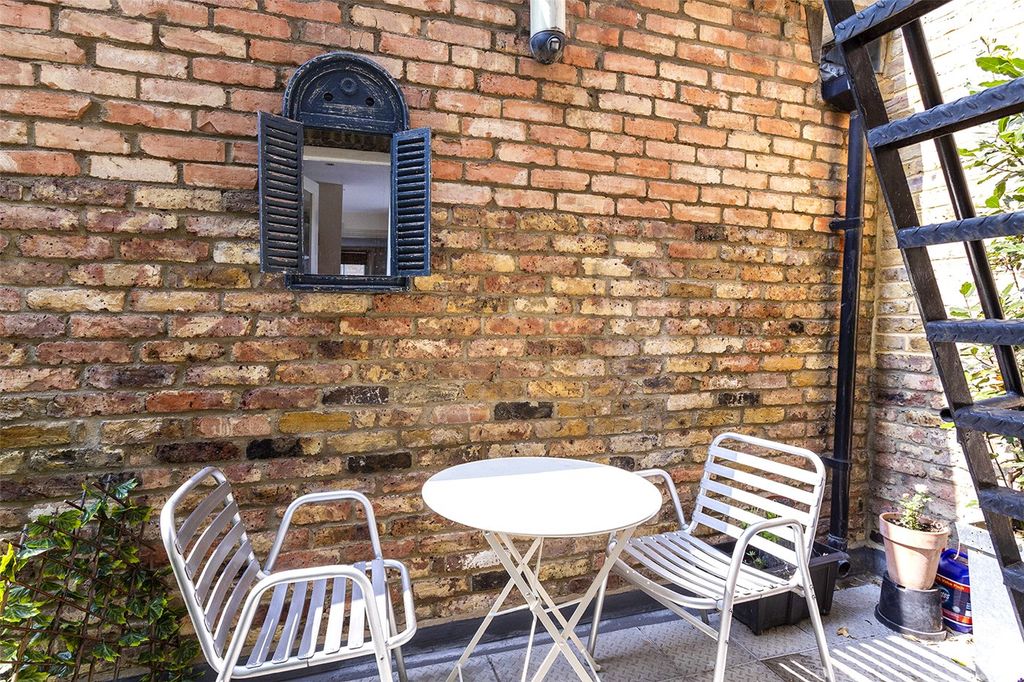 Property photo 2 of 13 Terrace