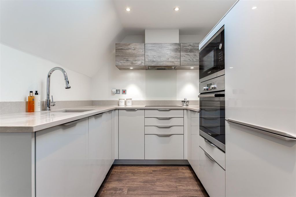 Property photo 3 of 17 Flat-Derby-House-Banstead-109.Jpg