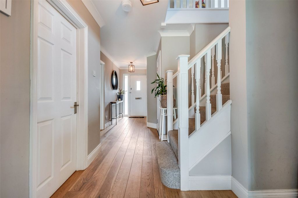 Property photo 3 of 17 Entrance Hall