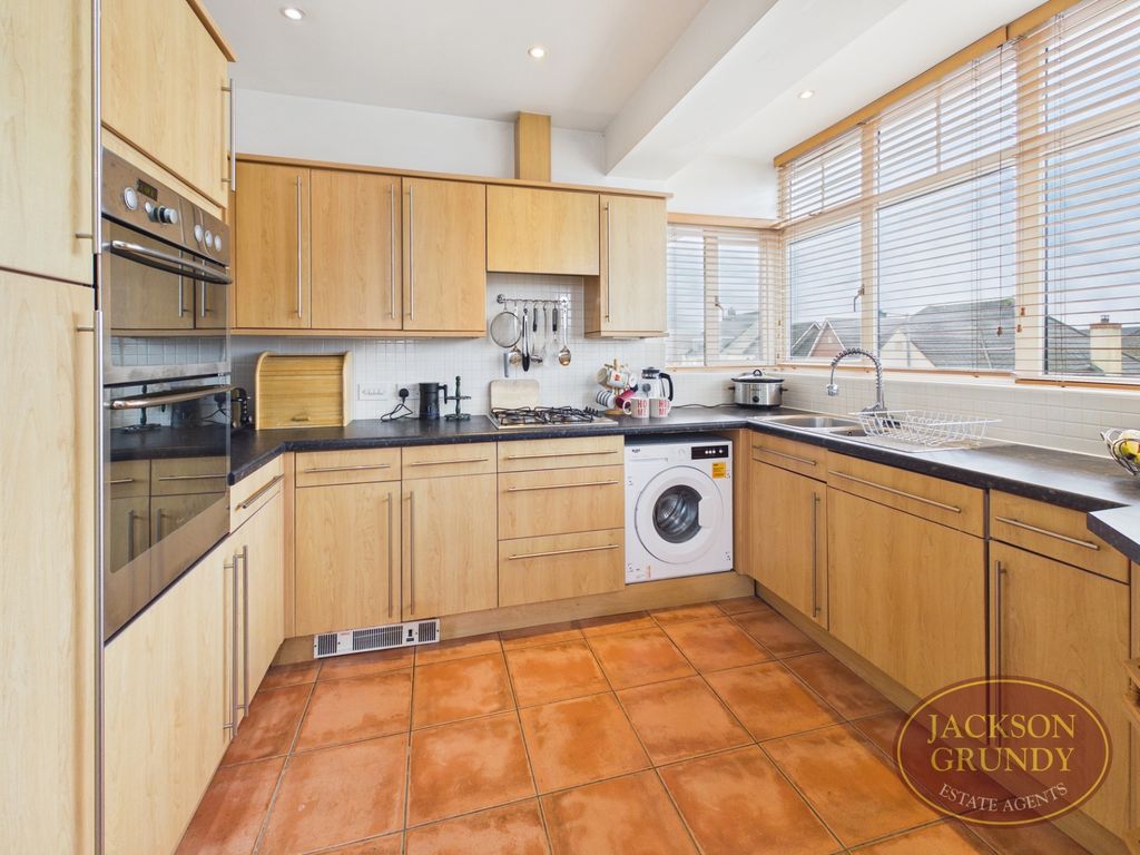 Property photo 2 of 12 St Crispin Crescent