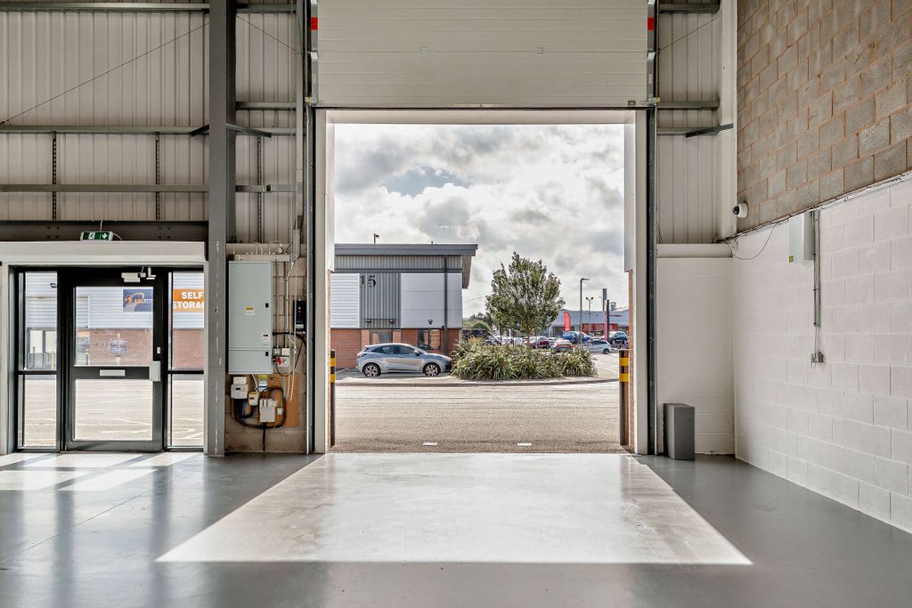 Property photo 3 of 19 8660913-Interior14-800