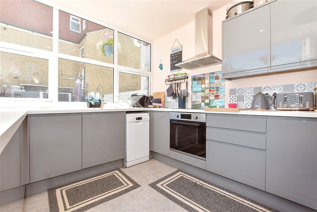 Property photo 3 of 11 Kitchen