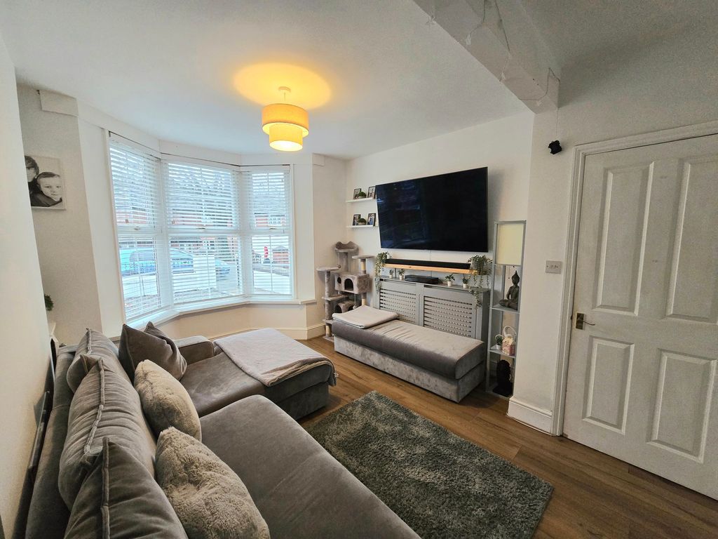 Property photo 3 of 19 Lounge