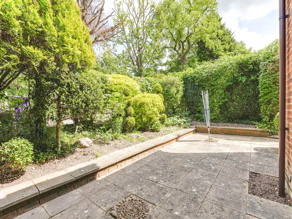 Property photo 3 of 11 Garden (2)