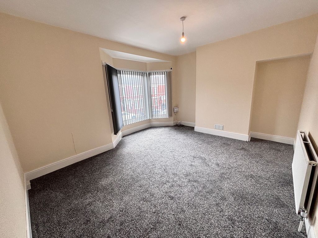 Property photo 1 of 7 Living Room