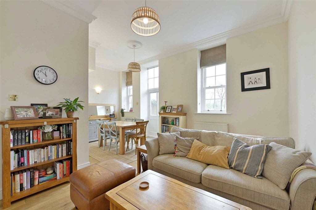 Property photo 2 of 18 Sitting Room