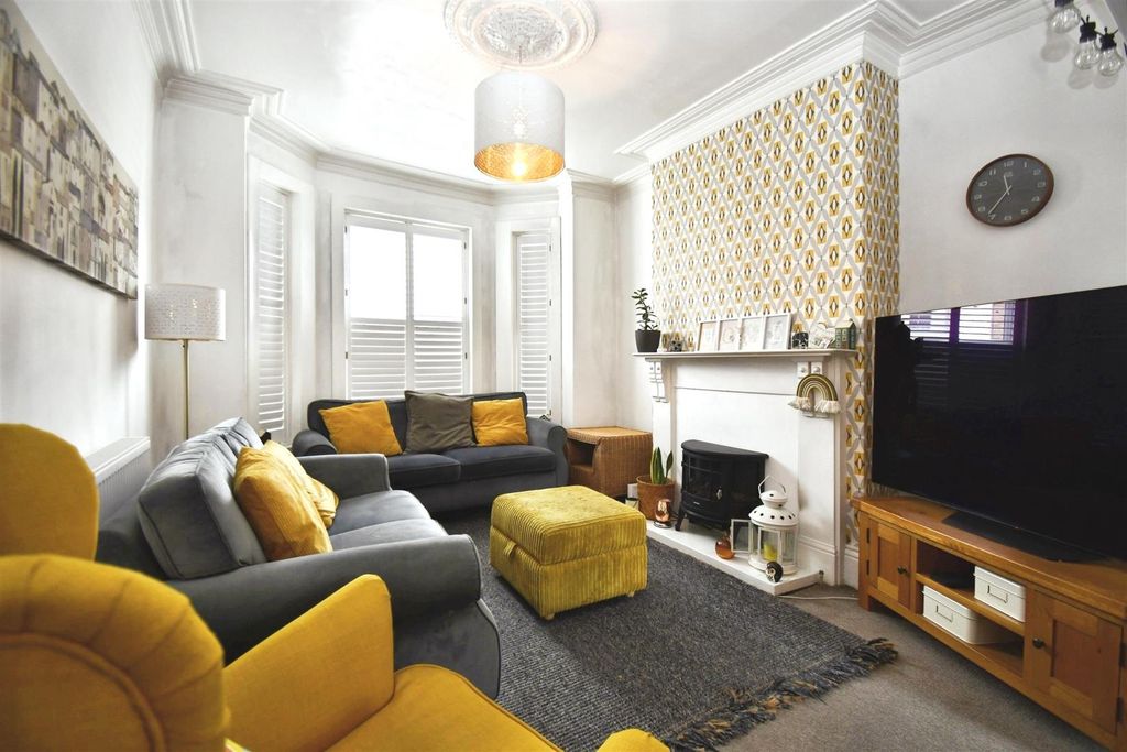 Property photo 2 of 19 Lounge