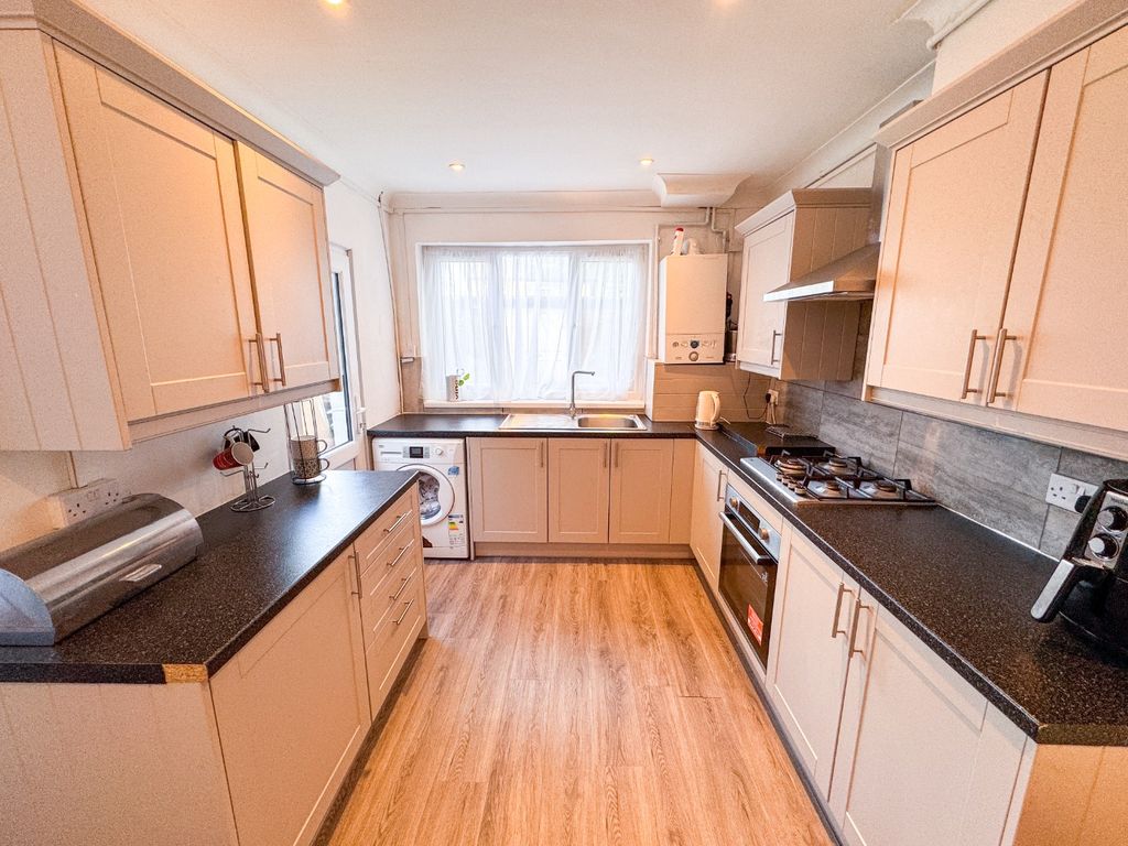 Property photo 2 of 13 4755035