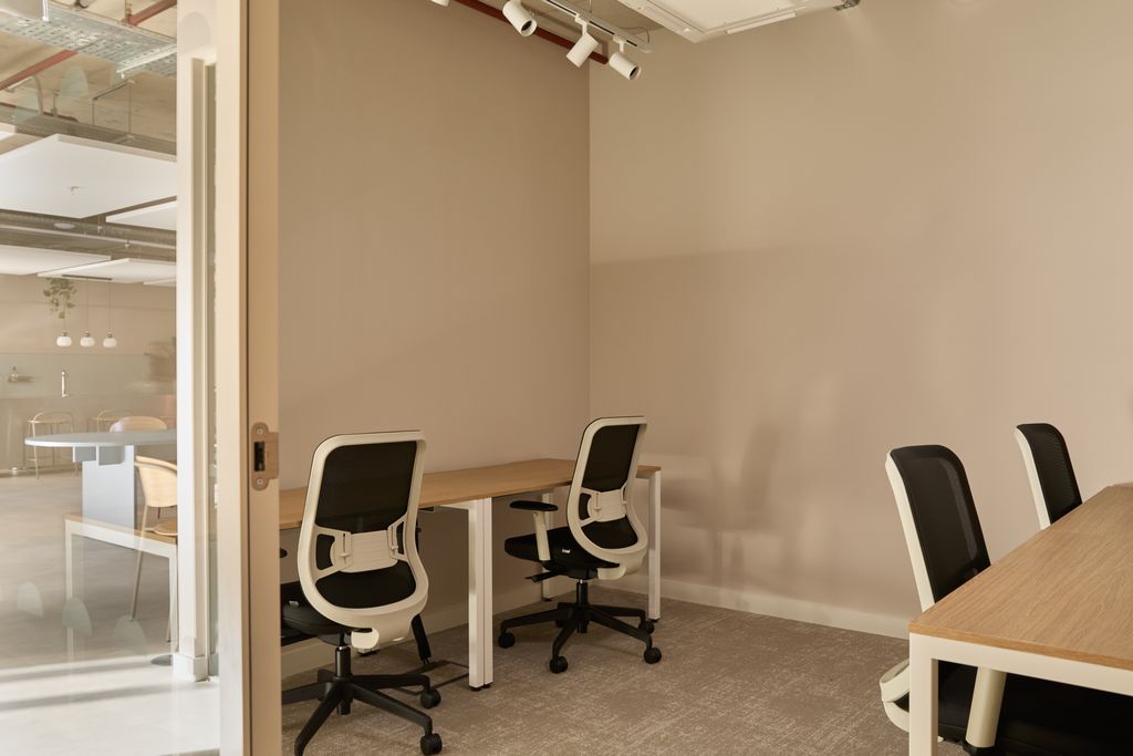 Property photo 1 of 9 4 Person Private Office