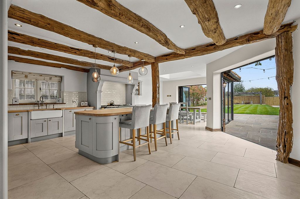 Property photo 2 of 27