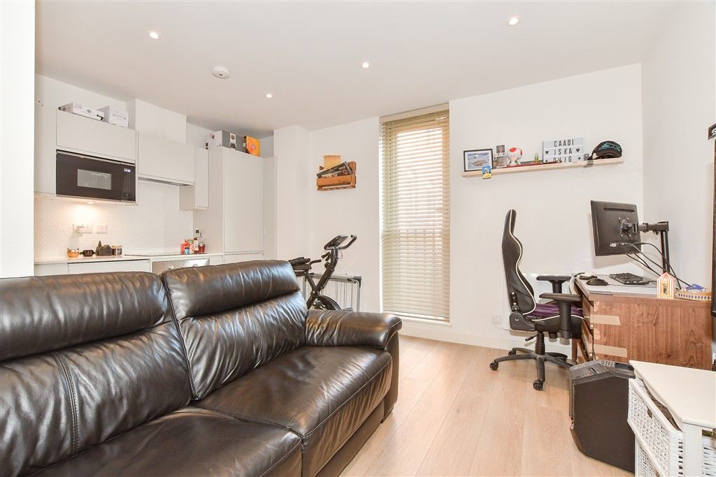 Property photo 2 of 8 Lounge/Kitchen