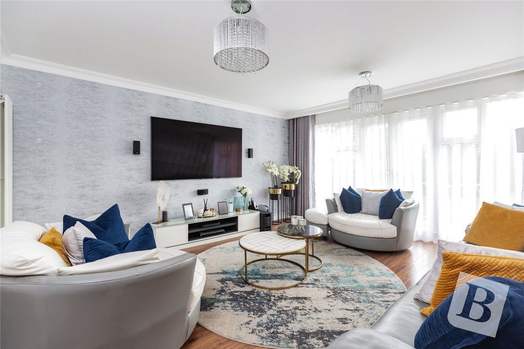 Property photo 2 of 22 Living Room