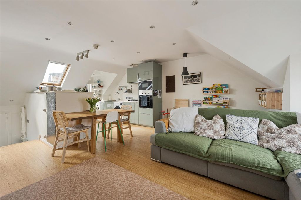 Property photo 2 of 15 Fairlop Road, E11