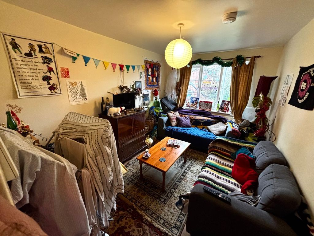Property photo 1 of 6 Bright, Characterful Living Room With A Large Fron...
