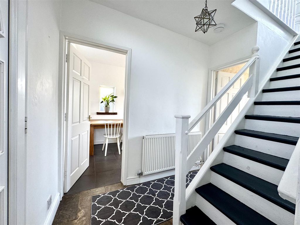 Property photo 3 of 25 Entrance Hall