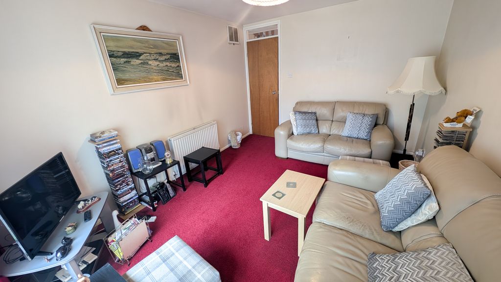 Property photo 3 of 13 Lounge