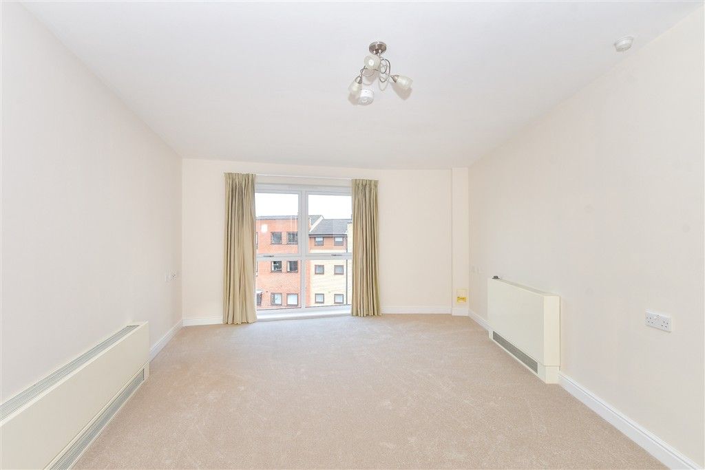 Property photo 2 of 8 Lounge