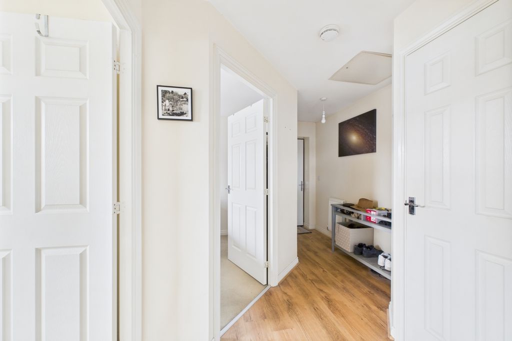 Property photo 3 of 7 Hallway