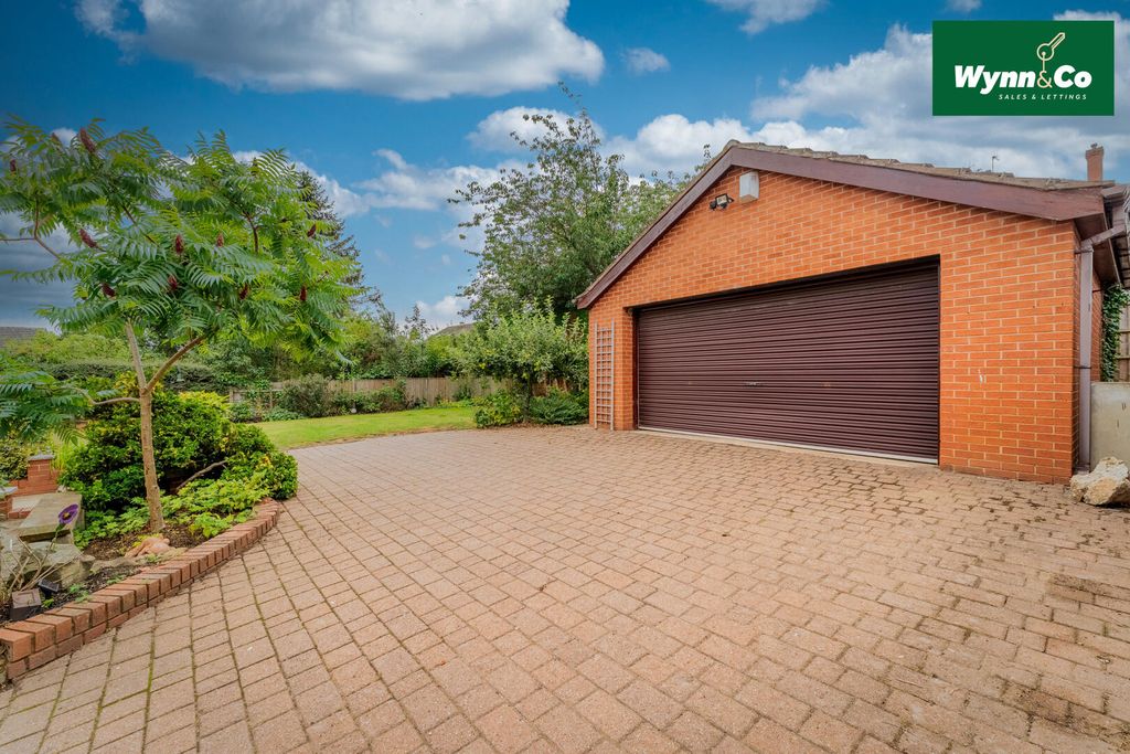 Property photo 3 of 34 Garage