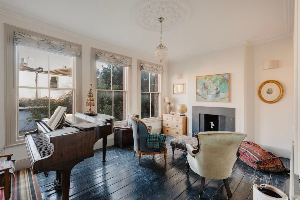 Property photo 2 of 16 Sitting Room