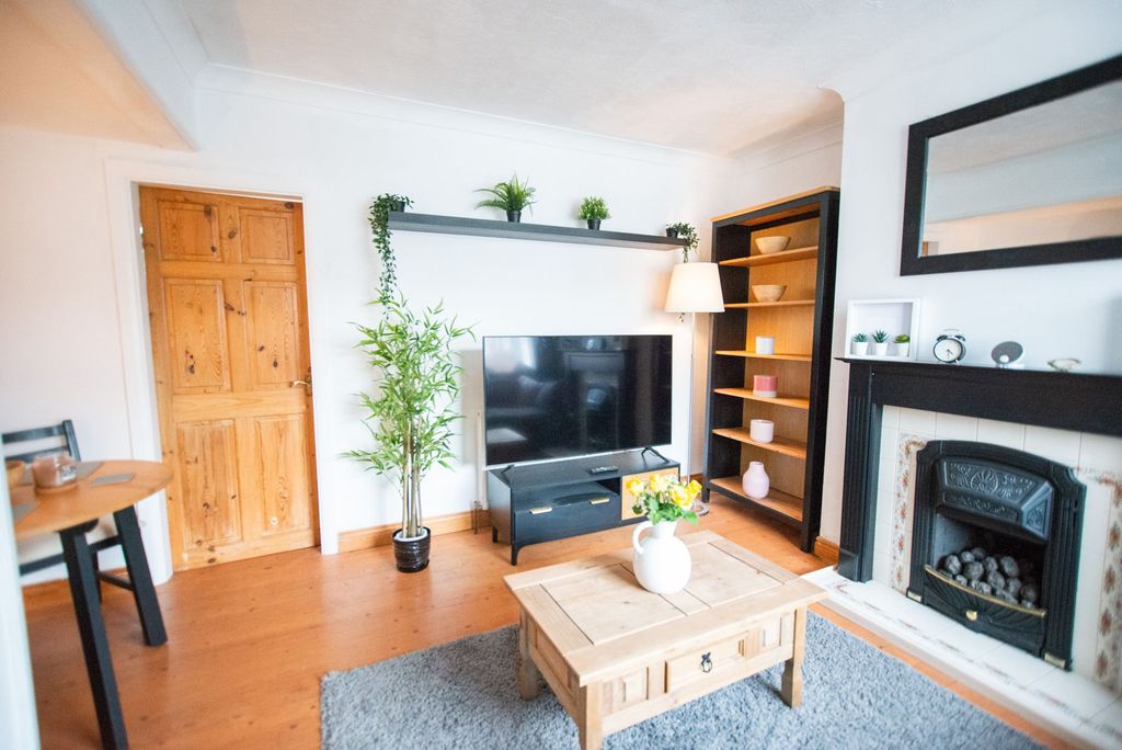 Property photo 3 of 18 Living Room