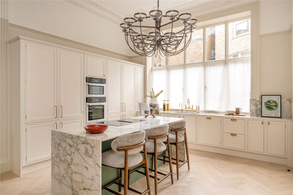 Property photo 3 of 11 Kitchen