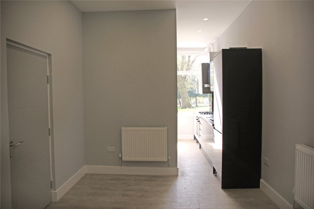 Property photo 3 of 11 Bedroom Reverse