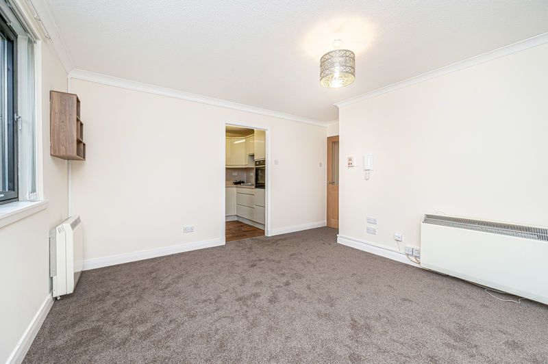 Property photo 3 of 19 Lounge