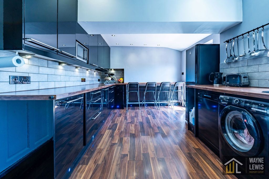 Property photo 2 of 60