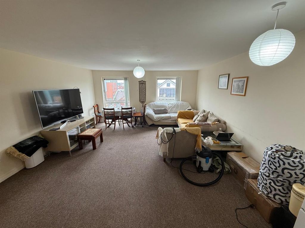 Property photo 3 of 14 Lounge