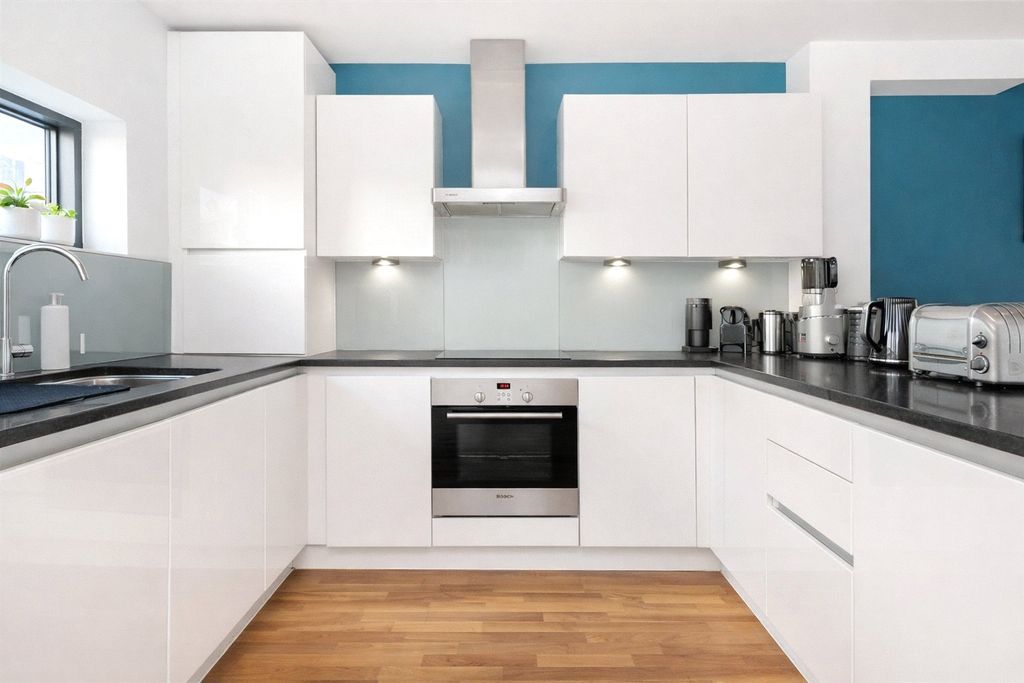 Property photo 3 of 11 Kitchen