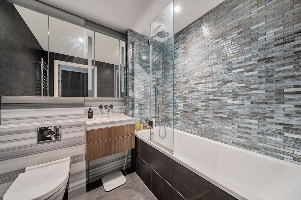 Property photo 3 of 10 Bathroom.Jpg