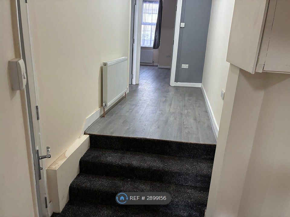 Property photo 1 of 5 Landing/Hallway