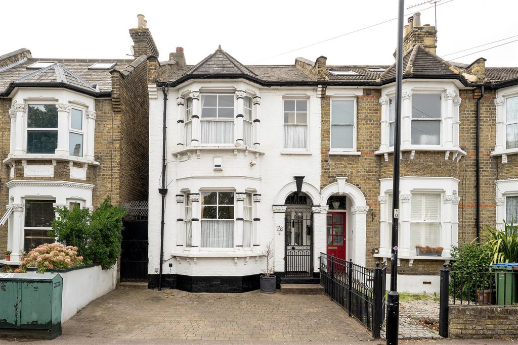 Property photo 1 of 26 Woodhouse Road, E11
