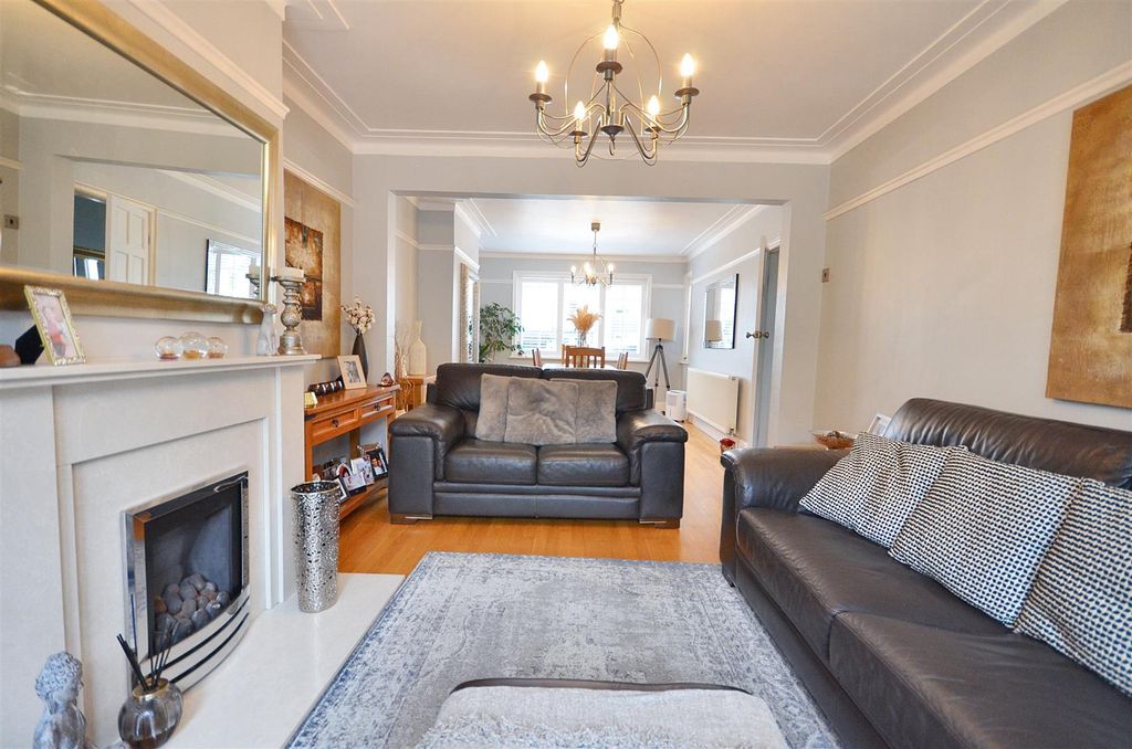 Property photo 3 of 19 Lounge / Dining Room